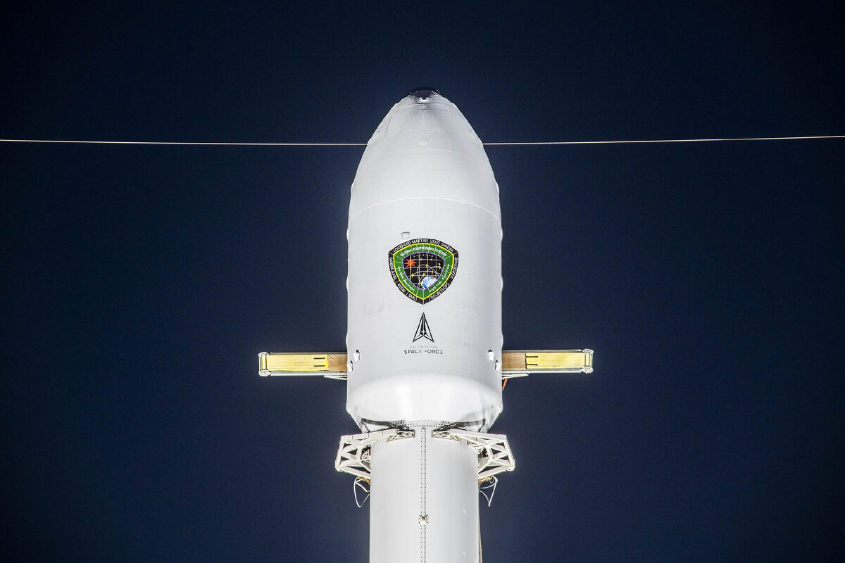  Спутник GPSIII SV04 под обтекателем готов к запуску, фото SpaceX