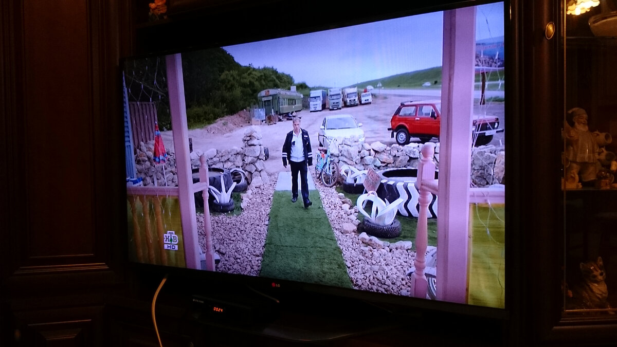 Обычно мамы мучают гиперопекой и вмешательством... Про сестер вот раньше не слышала. Фото автора. Кадр из фильма "Самый лучший день", где мамочка откровенно задрала сына, а тот и радовался)