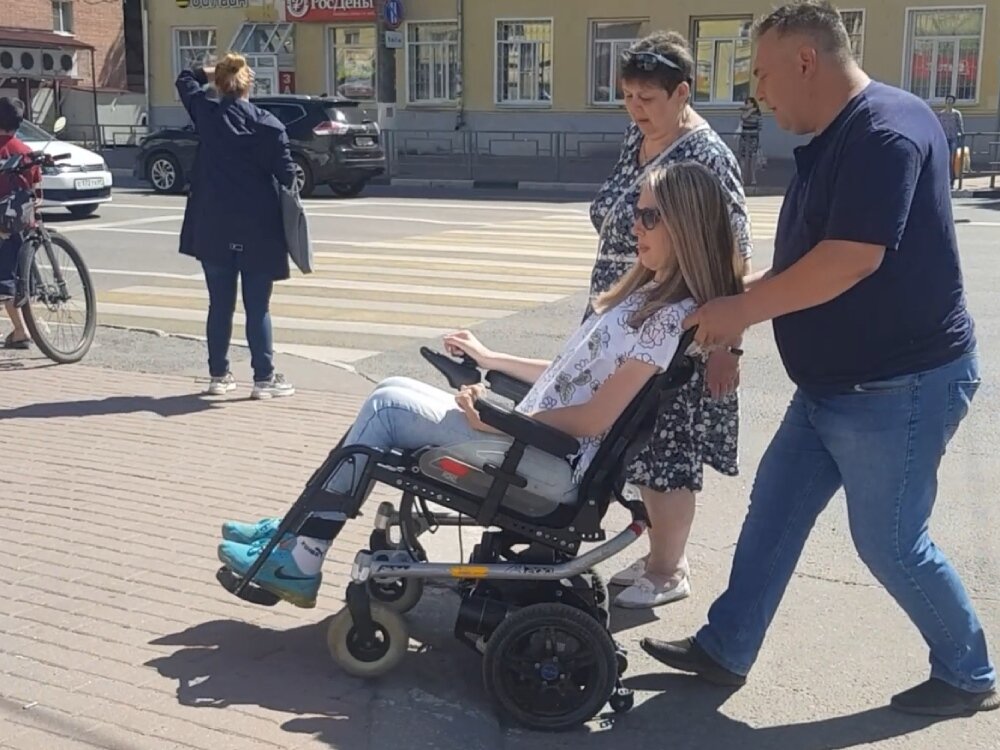 Тверь, пл. Капошвара: перейти дорогу на инвалидной коляске самостоятельно невозможно 