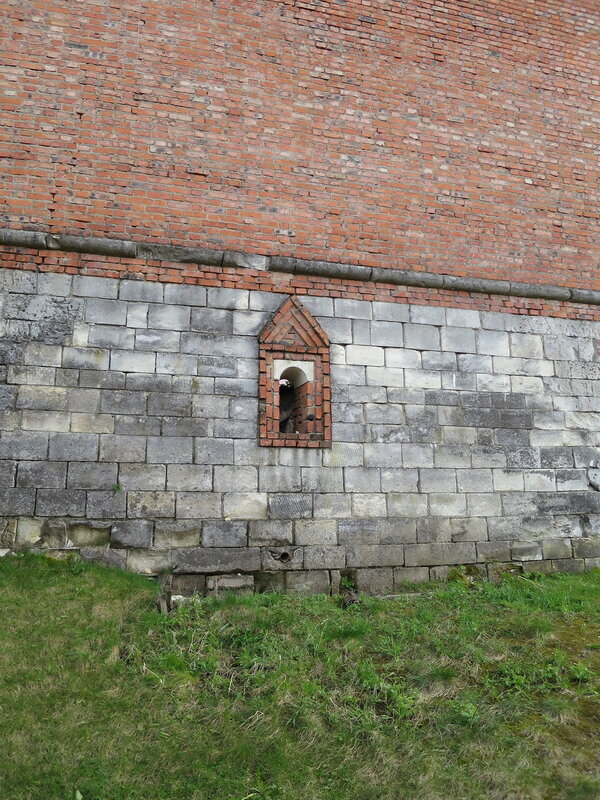 Фрагмент стены у Копытенских ворот. Хорошо видно устройство нижнего яруса стены, а так же характер кладки