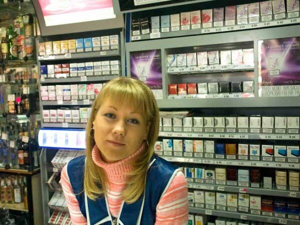 Найти сигареты на улице. Женский курительный клуб. Изъятие сигарет без акциза. Курительный клуб лордов