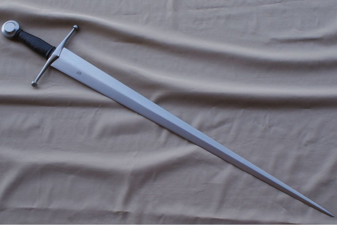 Меч свинья. Средневековый одноручный меч. Одноручные мечи средневековья. Средневековый одноручный меч одноручный меч. Меч рыцаря Хейда.