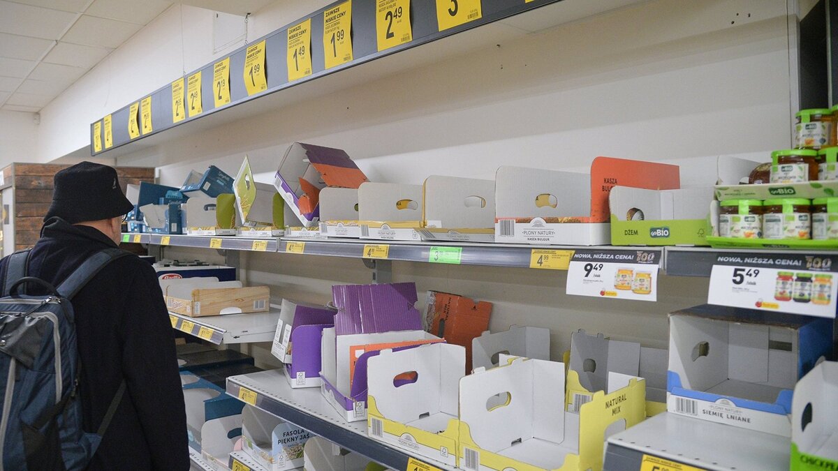    Торговые полки в продуктовом магазине в Варшаве© РИА Новости . Алексей Витвицкий