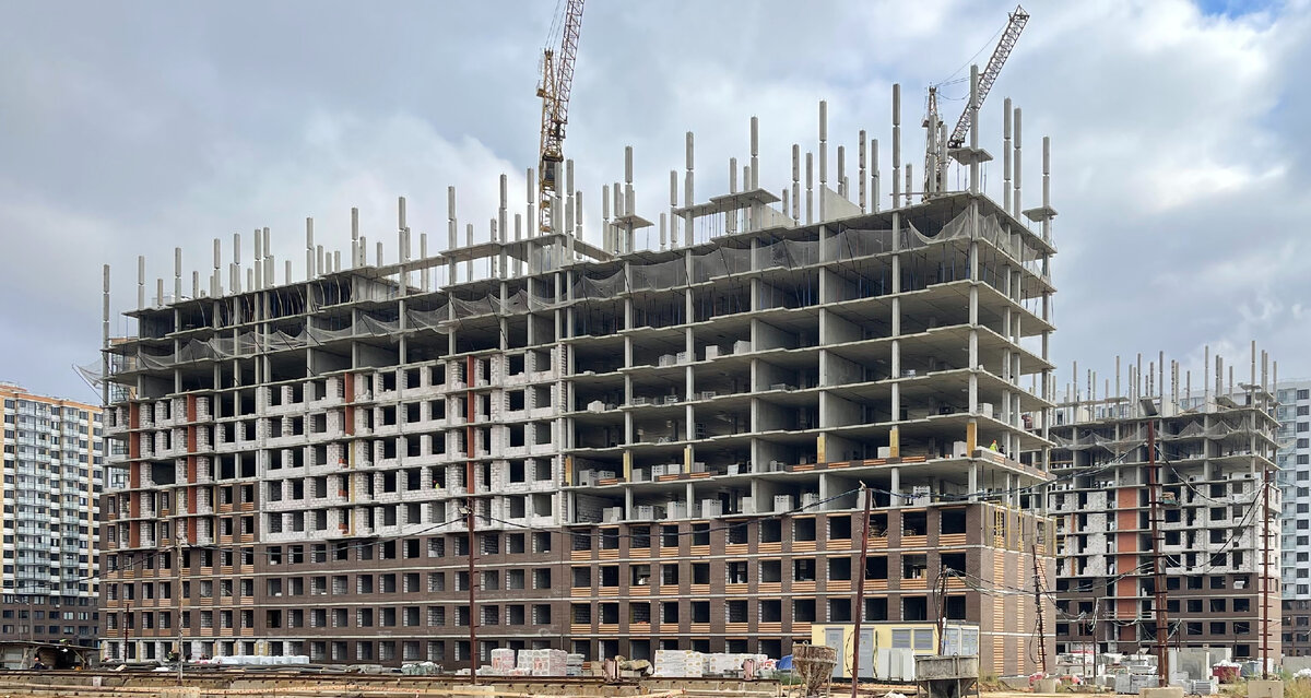 23 корпус: монтаж каркаса здания на уровне 12-го этажа, кладка наружных стен и внутренних стен и перегородок