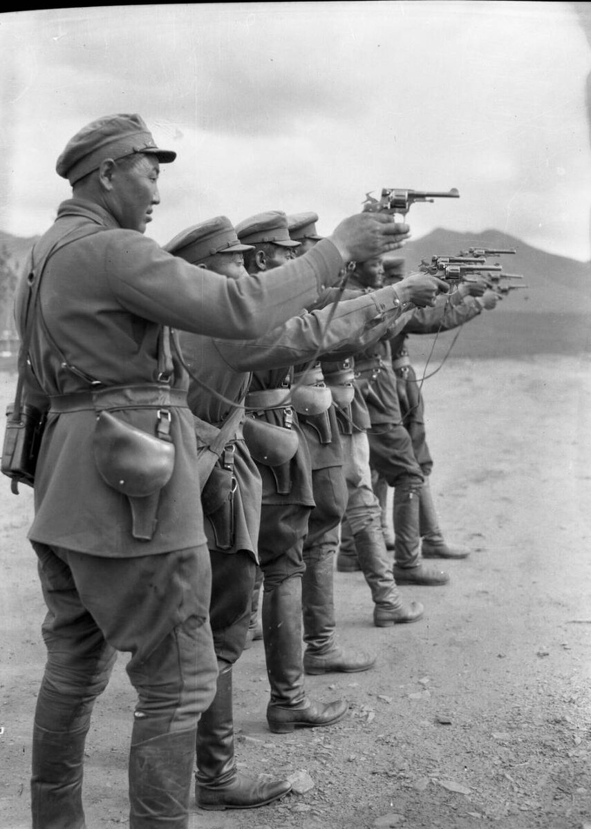 Солдаты красной армии тренируются в стрельбе