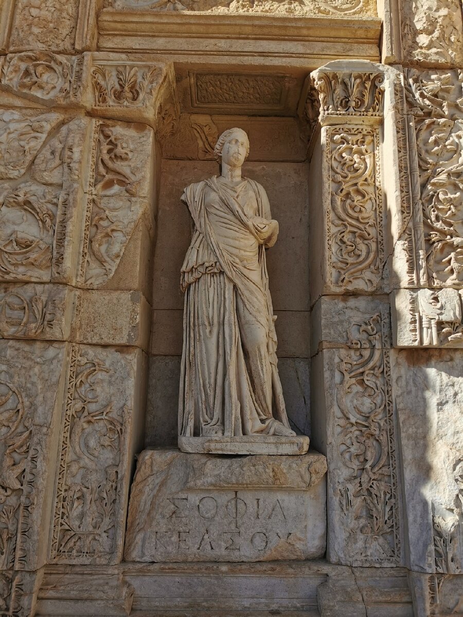 Статуи в нишах библиотеки