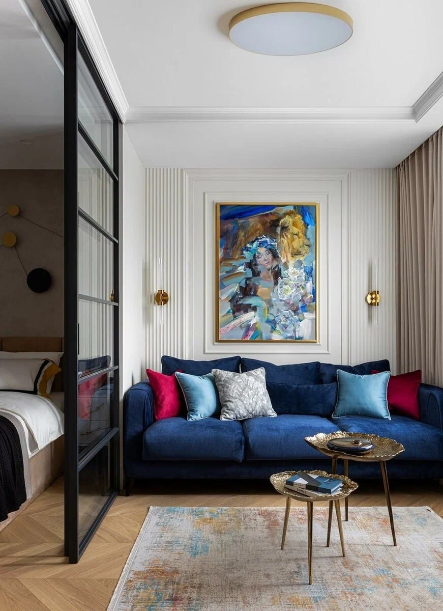 Зеркала, золотые детали и насыщенные цвета. Современный элегантный интерьер бывшей однушки 42 кв.м.