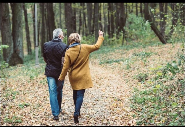 Моя сестра Лариса - широкий души человек. Она развелась с третьим мужем, высудила ипотеку, и тут ее уволили. Но унывать она не привыкла. Квартиру сдала, а сама переехала в ещё прабабкин дом в глухой деревне. 