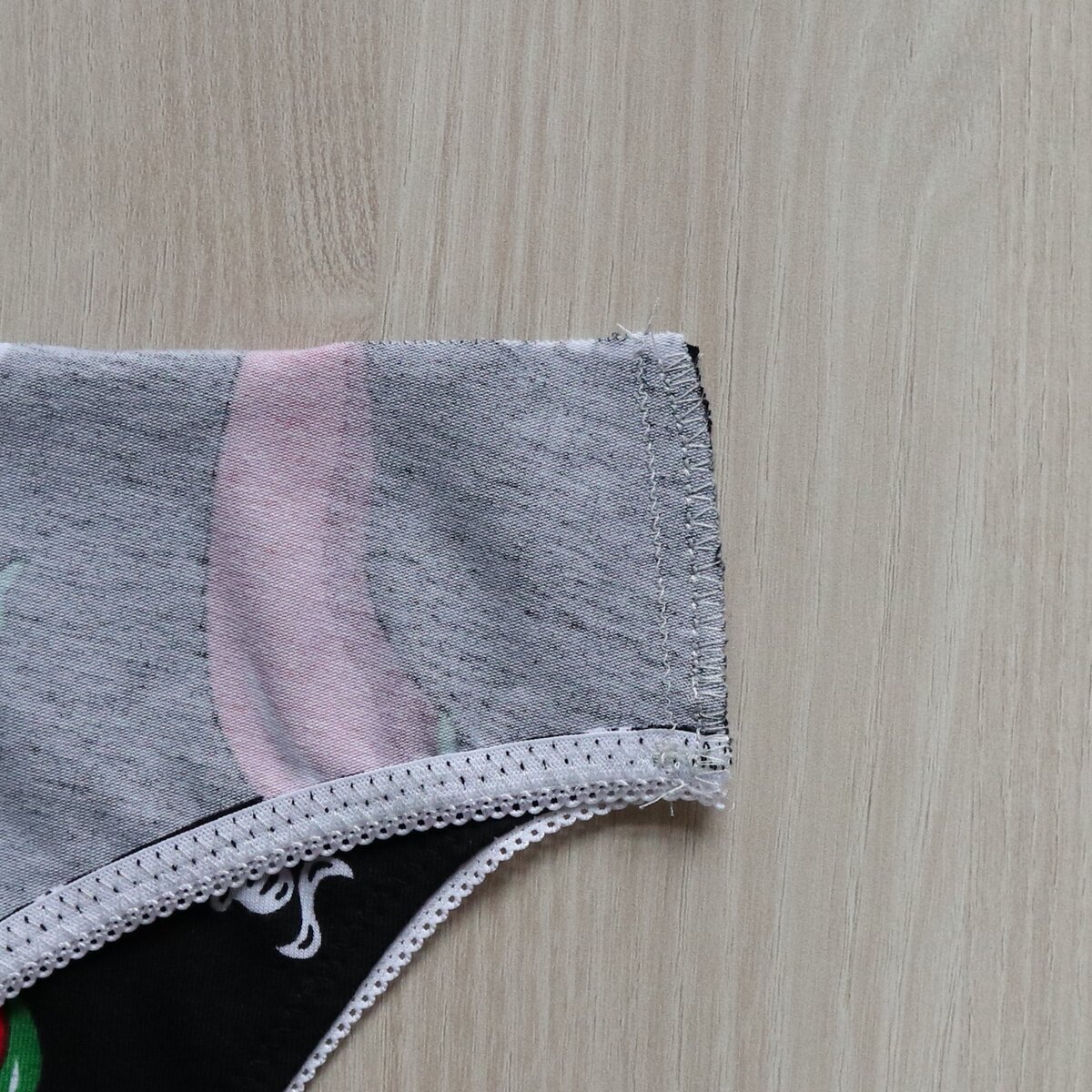 Фото 2. Боковой шов выполнен трикотажной строчкой на швейной машине, а затем край обработан строчкой имитацией оверлока.