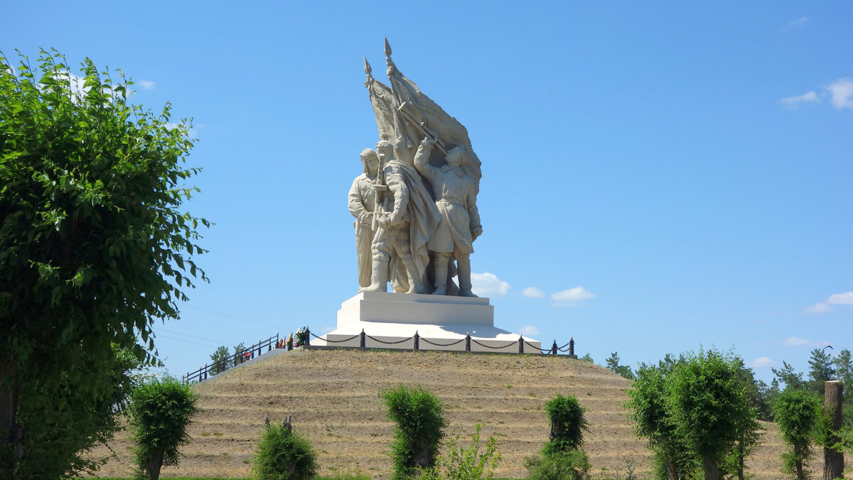 Памятник работы. Пятиморск Волгоград. Памятники войны в Волгограде. Вучетич Автор памятника. Вологодская область памятник объединения фронтов.