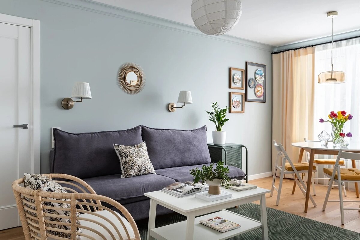 В роли декора выступают сувенирные тарелки, которые заказчица привезла из путешествий. Их повесили на стенах и заключили в рамки.