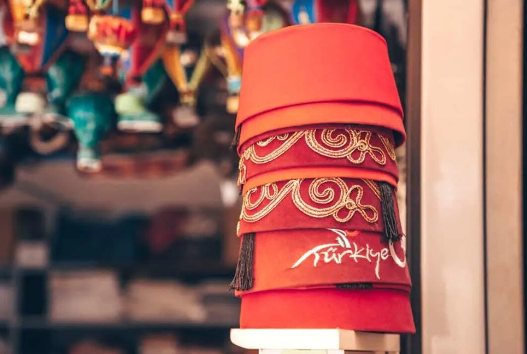 Город Фес в Марокко имел монополию на изготовление этих головных уборов.