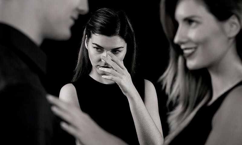 Вы не сможете решить проблему ревностью.