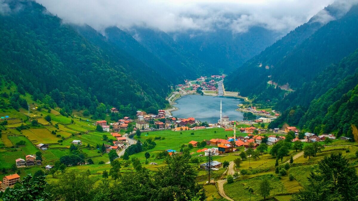    Озеро УзунгёльCC BY-SA 3.0 / İhsan Deniz Kılıçoğlu / Overlooking Uzungöl village and lake