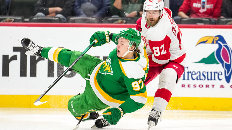    Фол защитника «Ред Уингз» Джордана Остерла на Кирилле Капризове в матче «Миннесота» — «Детройт» (4:1).