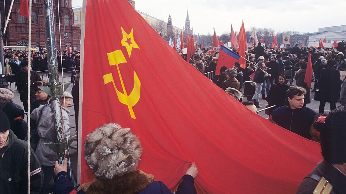    Митинг на Манежной площади, организованный РКРП и движением "Трудовая Россия", названный "Всенародным Вече советских народов", в годовщину Всесоюзного референдума о сохранении СССР© РИА Новости / Олег Ласточкин