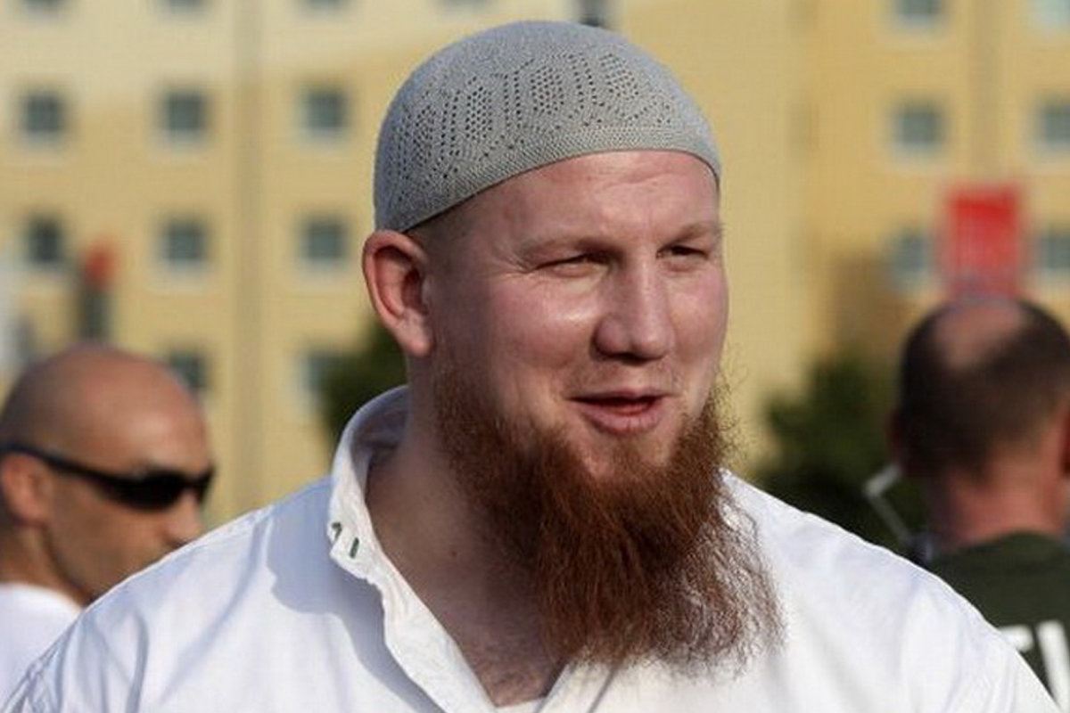 Мусульмане носят усы. Салафитская борода. Пьер Фогель боксер. Исламист Фогель. Чеченец с бородой.