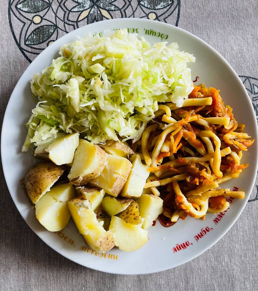 вот например вариант обеда - картошечка с капустным салатом и кальмаром.