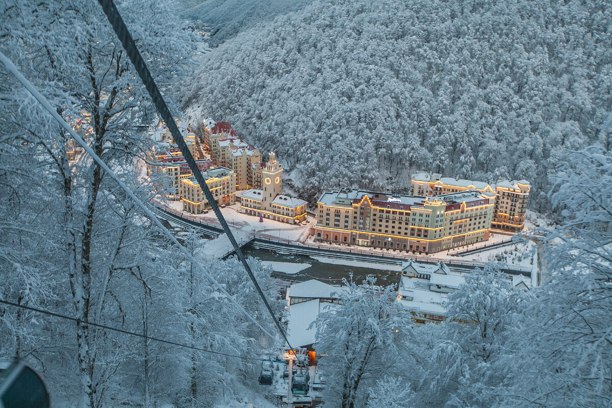 Вид на отель Radisson Rosa Khutor 5* из кабинки канатной дороги Олимпия