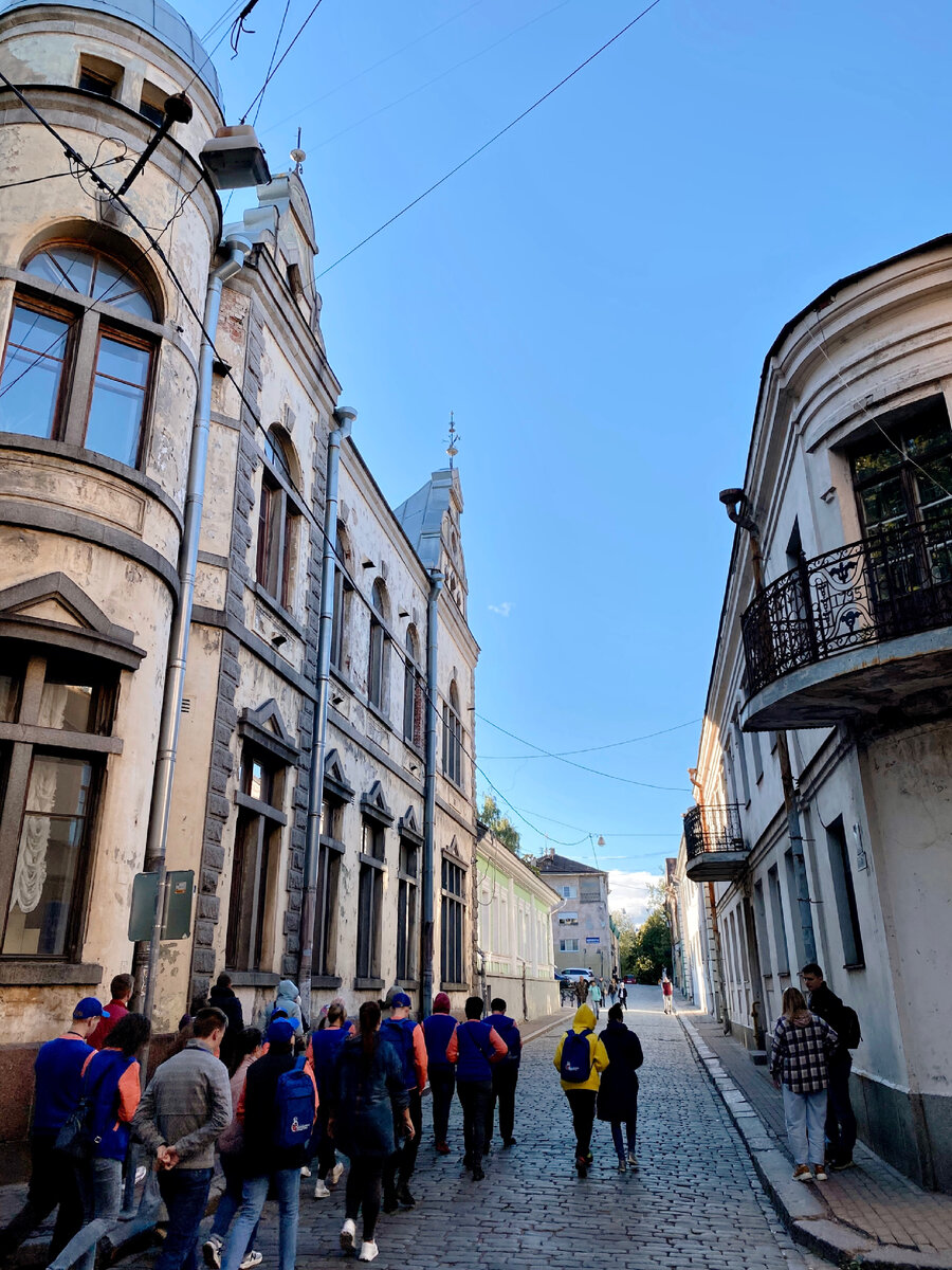 Обратите внимание на узкую полосочку тротуара 