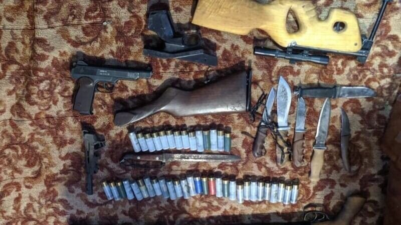     Богатый арсенал изъят у 43-летнего жителя Кезского района сотрудниками полиции. В жилище ранее судимого «партизана» при обыске найдено два ружья, самодельный пистолет, шашка, штык-нож, 57 патронов, порох, а также детали от оружия.