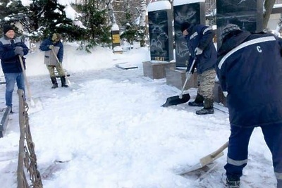    Уборка снега на подмосковном кладбище ©Пресс-служба Главного управление региональной безопасности Московской области