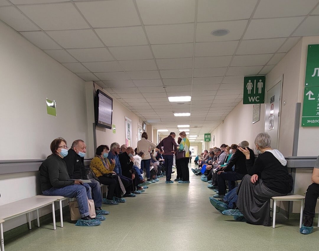 Кто на комиссию, кто записываться на обследования, кто за рецептом. 