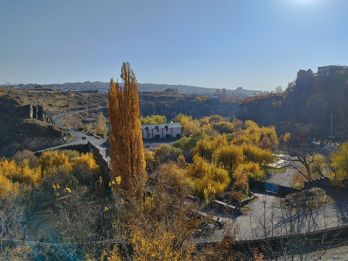 Вид на ущелье реки Касах, старый автомобильный мост с улицы Абовяна