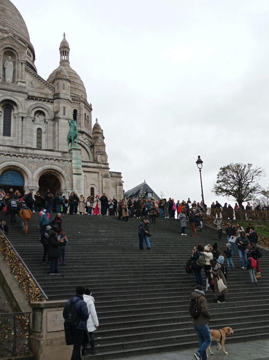 У Сакре-Кёр мы стали свидетелями помолвки (пара на лестнице). Толпа окружила и аплодировала. Очень романтично! 