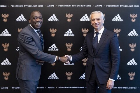 Директор «Adidas» в СНГ Руперт Кэмпбелл (слева) и президент РФС Александр Дюков (справа) / Фото: © rfs.ru 