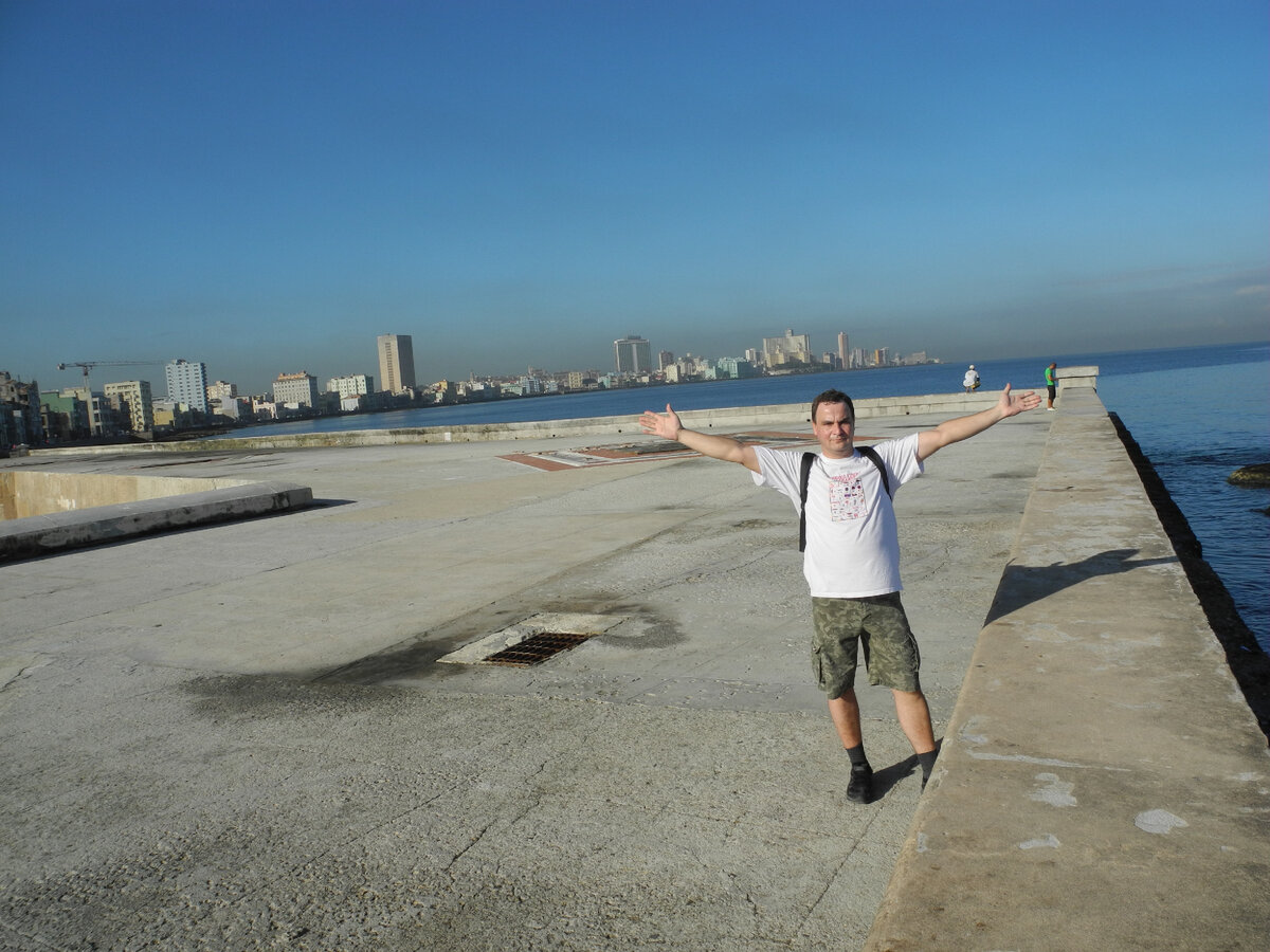 На улице Малеко́н, официальное название Авенида де Масео.