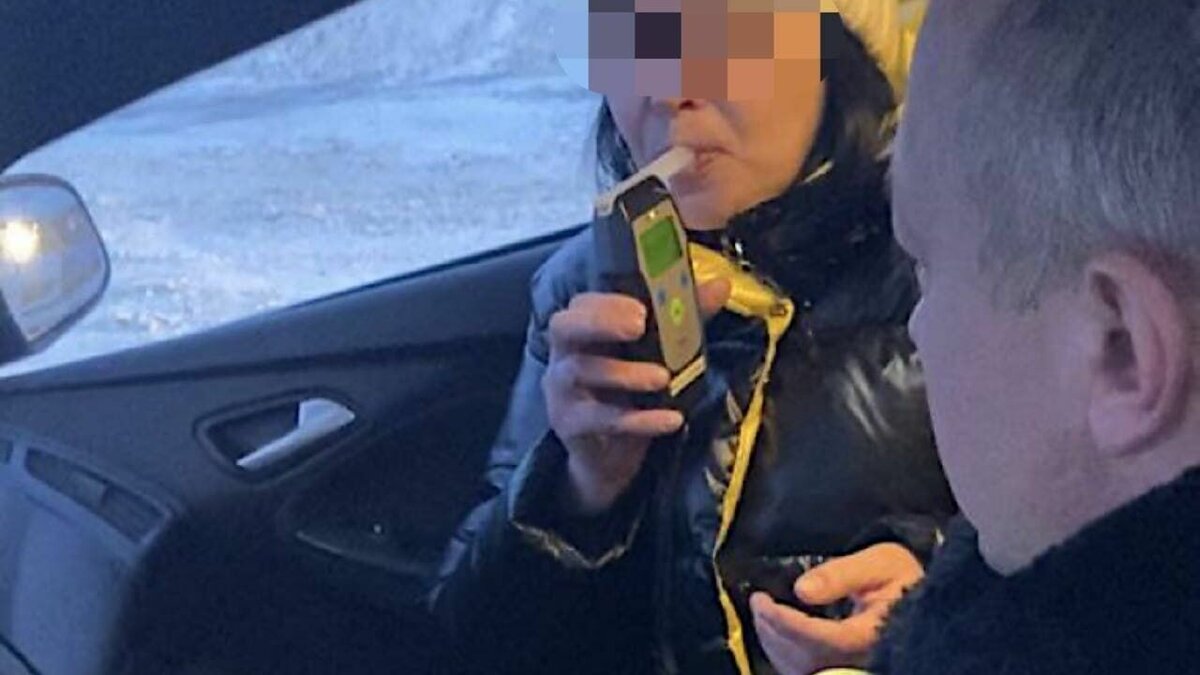     На трассе Тюмень – Омск инспекторы ГИБДД остановили «Дэу Матиз» с пьяной компанией из 6 человек. Инцидент произошел в Ишимском районе, машиной управляла 37-летняя женщина, сообщили в ведомстве.
