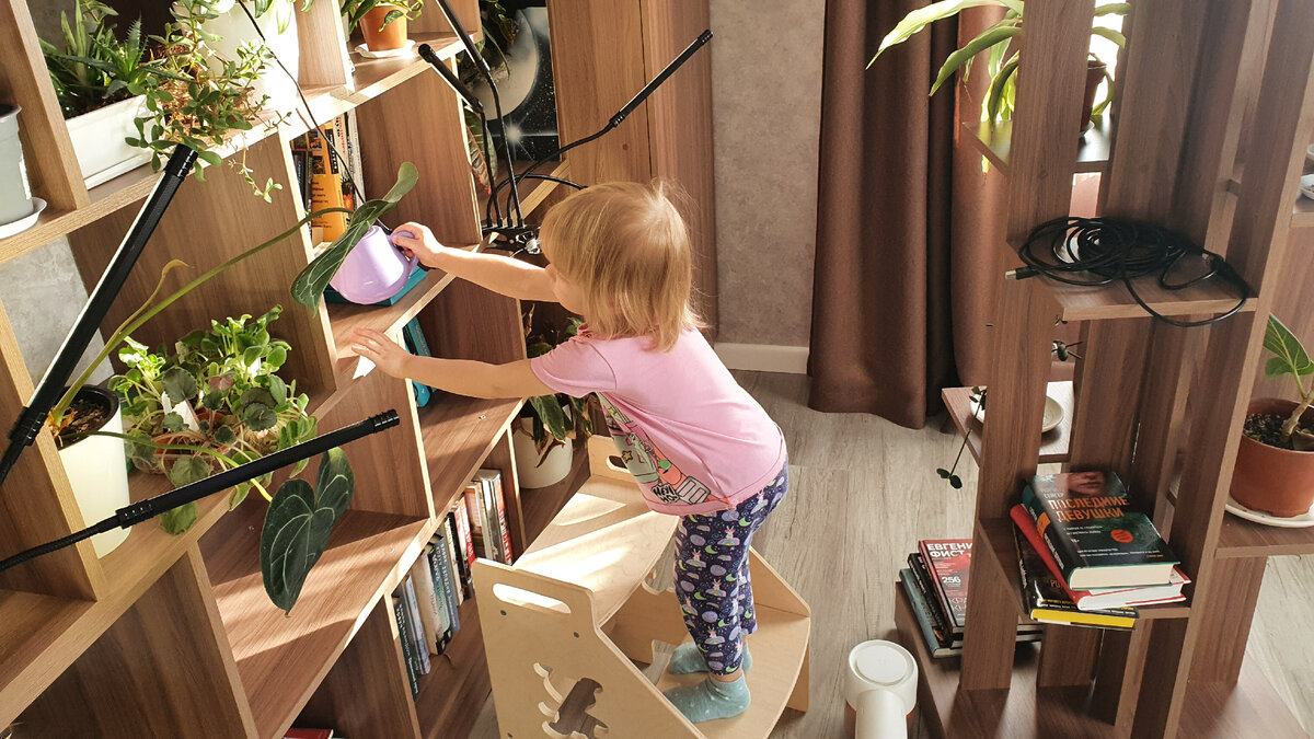 Поливает, помогает) 