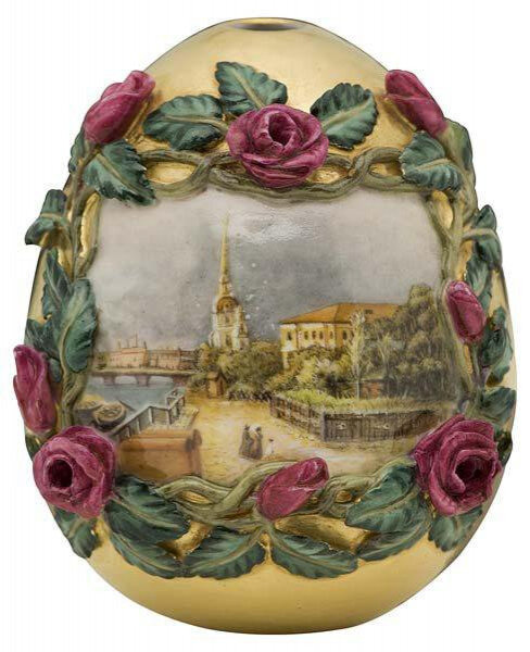 Яйцо пасхальное с изображением Петропавловской крепости в обрамлении лепной гирлянды из роз. Россия, середина XIX века. Частный фарфоровый завод. Фарфор; надглазурная роспись, ручная лепка, позолота. 

Источник: https://fabergemuseum.ru/kollekczii/shedevryi-kollekczii/seriya-paskhalnykh-yayts-iz-farfora