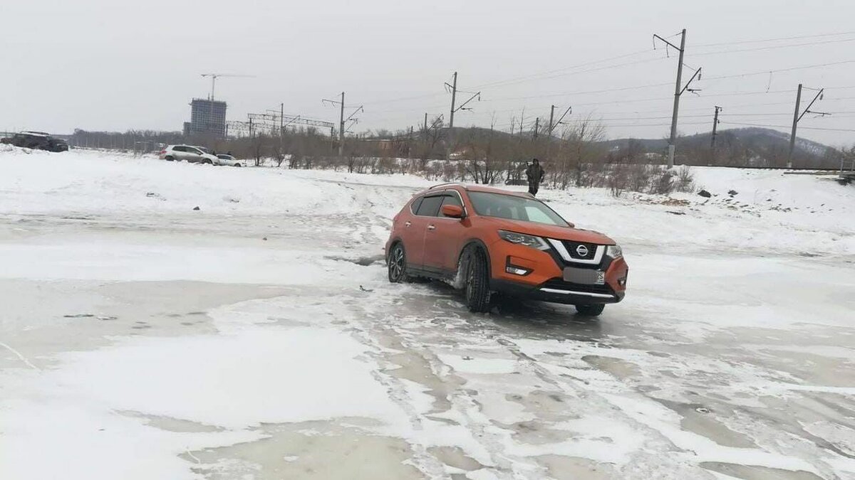     Очередной рыбак вновь ослушался предостережений, просьб уполномоченных ведомств и вышел на лед в Приморье. Его машина застряла на трескающемся льду в районе Седанки во Владивостоке — водитель, видимо, нуждается в помощи.
