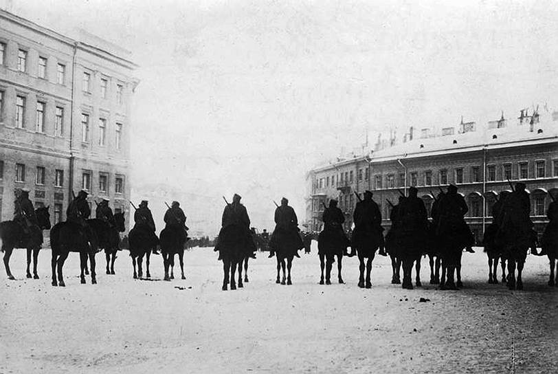 Разгон шествия петербургских рабочих к зимнему. Кровавое воскресенье 9 января 1905 года. Революция 1905 Дворцовая площадь. Фото кровавого воскресенья 1905 года. Кровавое воскресенье 9 января 1905 года фото.