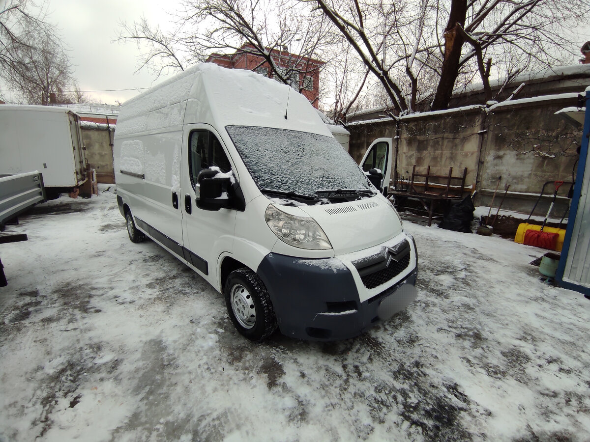 С трех метров вполне приличный авто