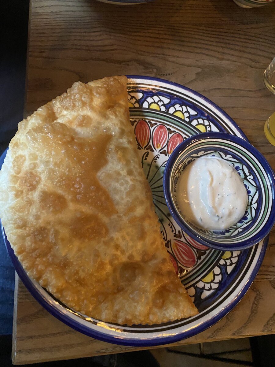 Возьмите на пробу чебурек с говядиной и вишней. Отличное сочетание с соусом + нет той сладости, которая могла бы перебить вкус мяса. Ну и посмотрите какой классный цвет у чебурека, мммммммм