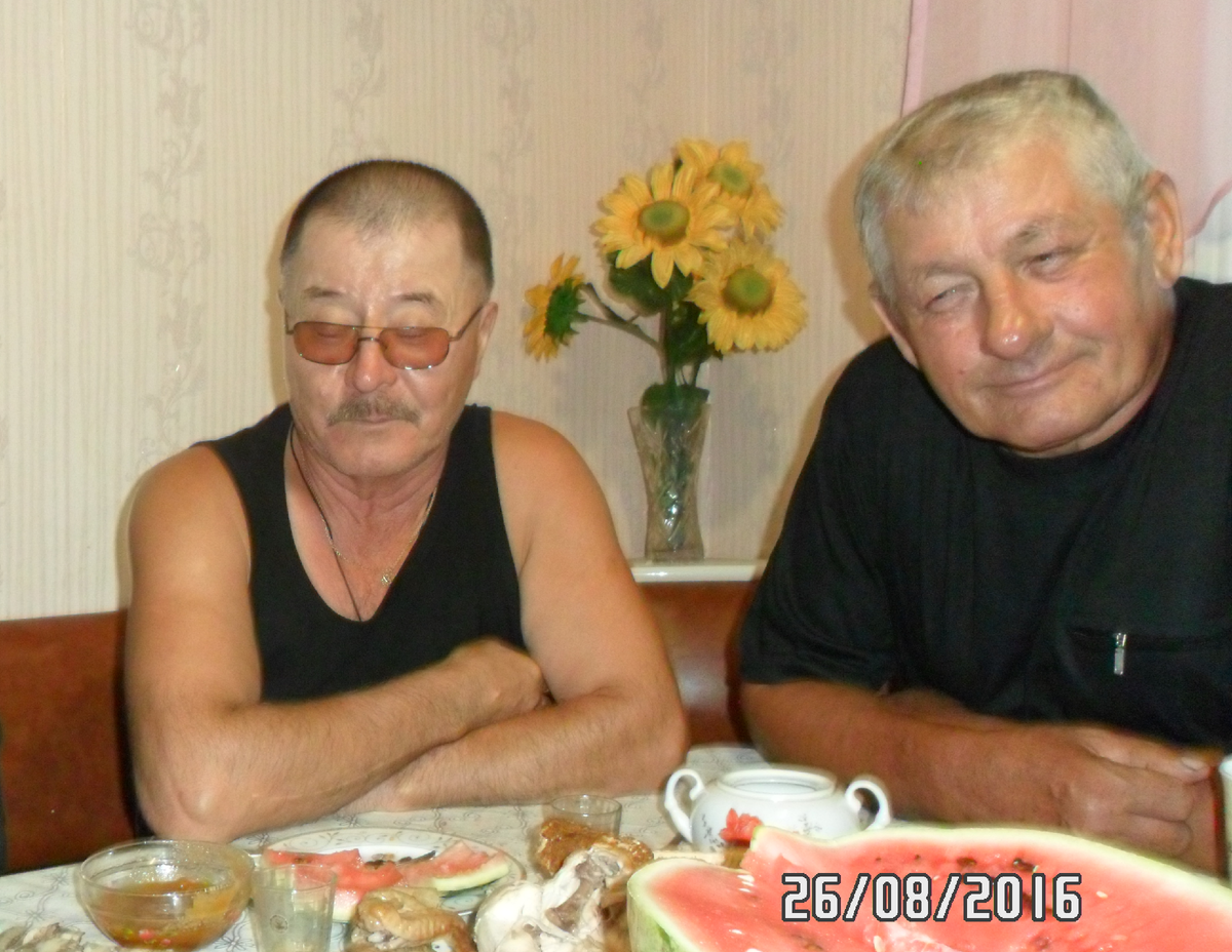 Сашка справа.. Друзья похоже уже бросили курить в очередной раз, но стопочку держали.