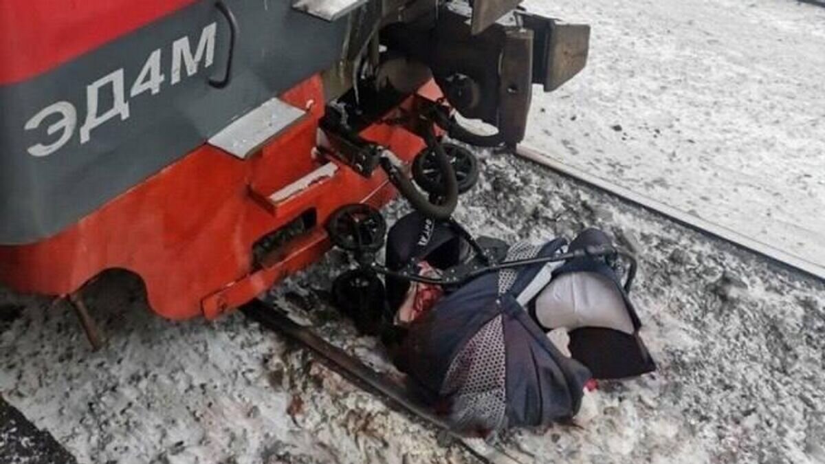    Детская коляска на железнодорожной платформе Заря в Подмосковье© фото очевидца