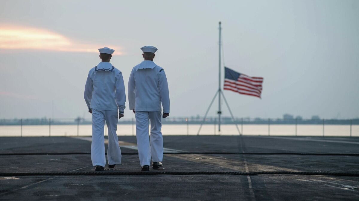    Американские военные на борту авианосца John C. Stennis© Фото : Seaman Jarrod Schad