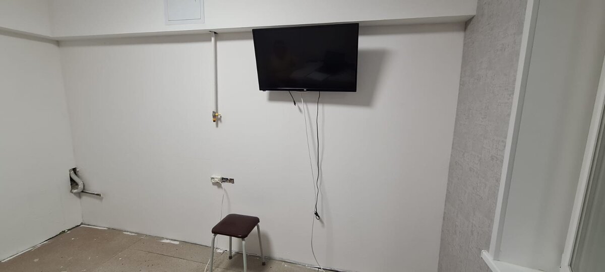 а ещё телевизор и газовая труба