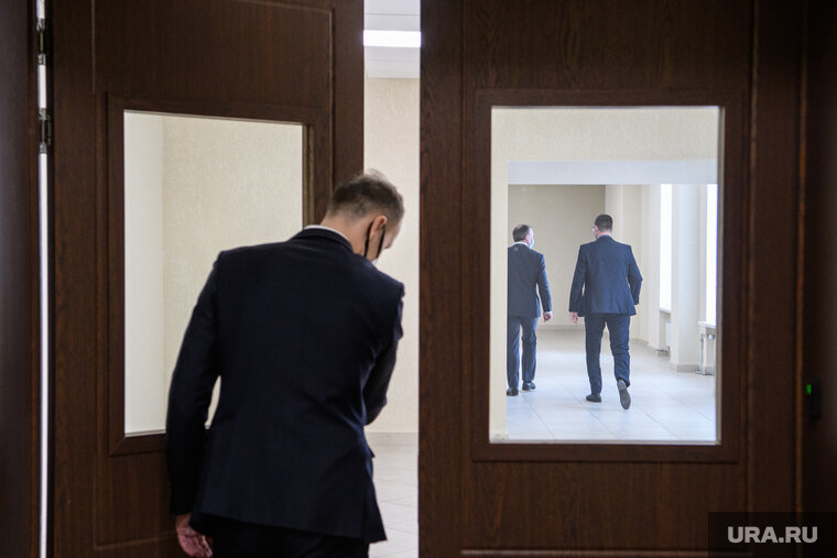    Дипломатам нужно будет уехать в течение двух недель