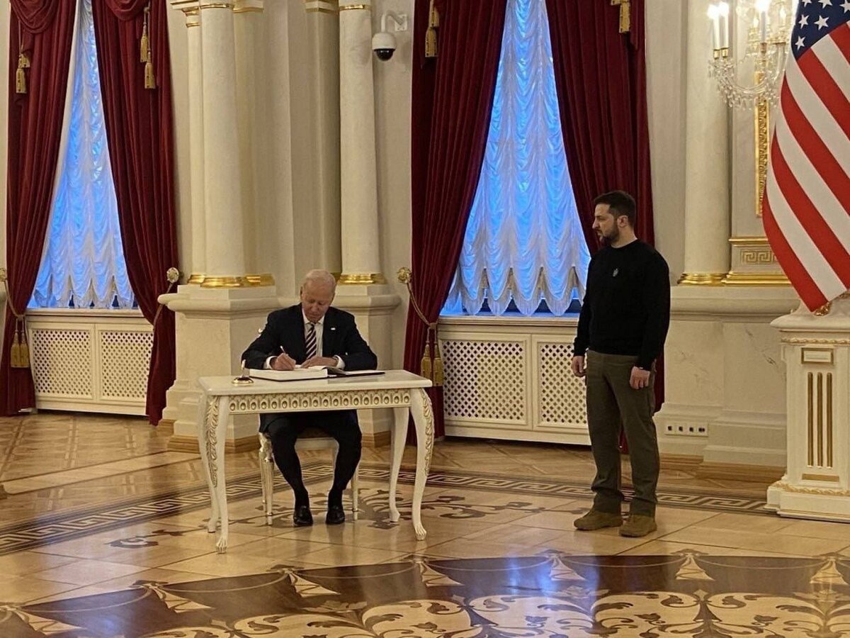 Уверен, что эта картинка станет очередным мемом. "Ты хорошо поработал сынок. Вот тебе чек на 20 долларов"