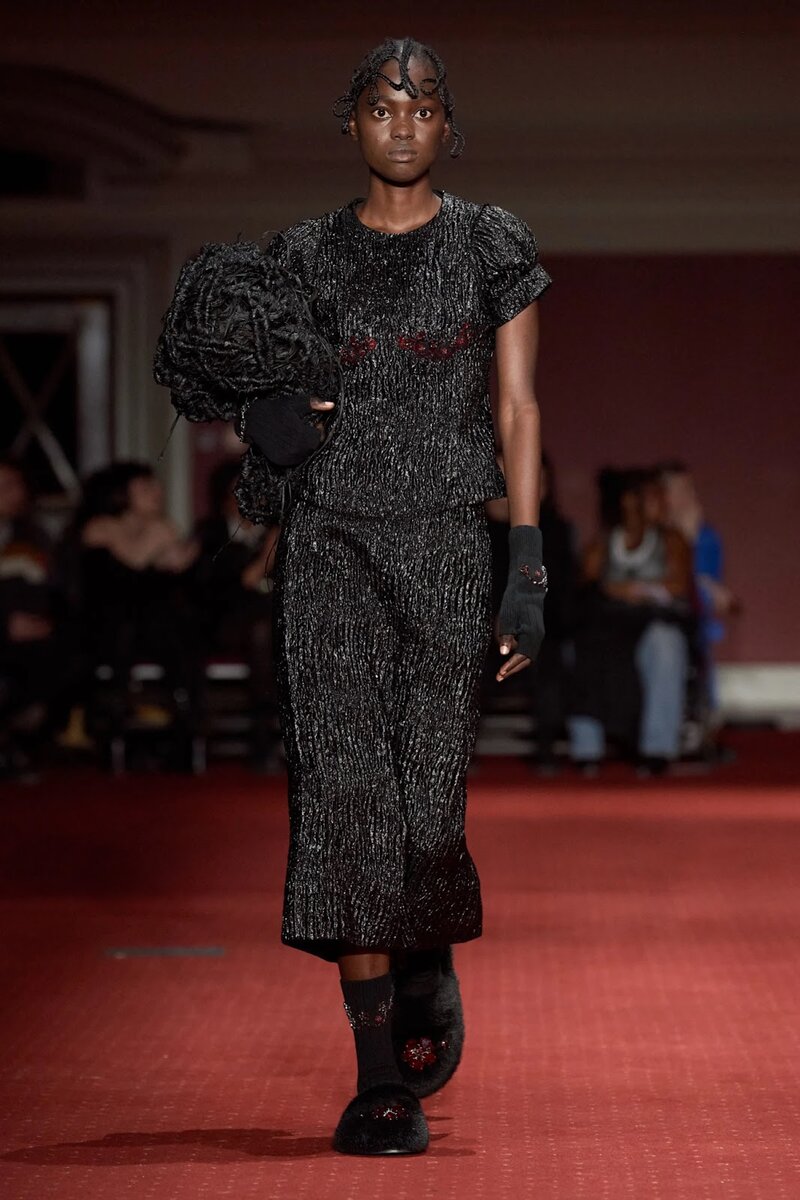 модный показ. показ мод 2023. неделя моды в лондоне 2024. неделя моды в лондоне 2024. модные тренды 2023.