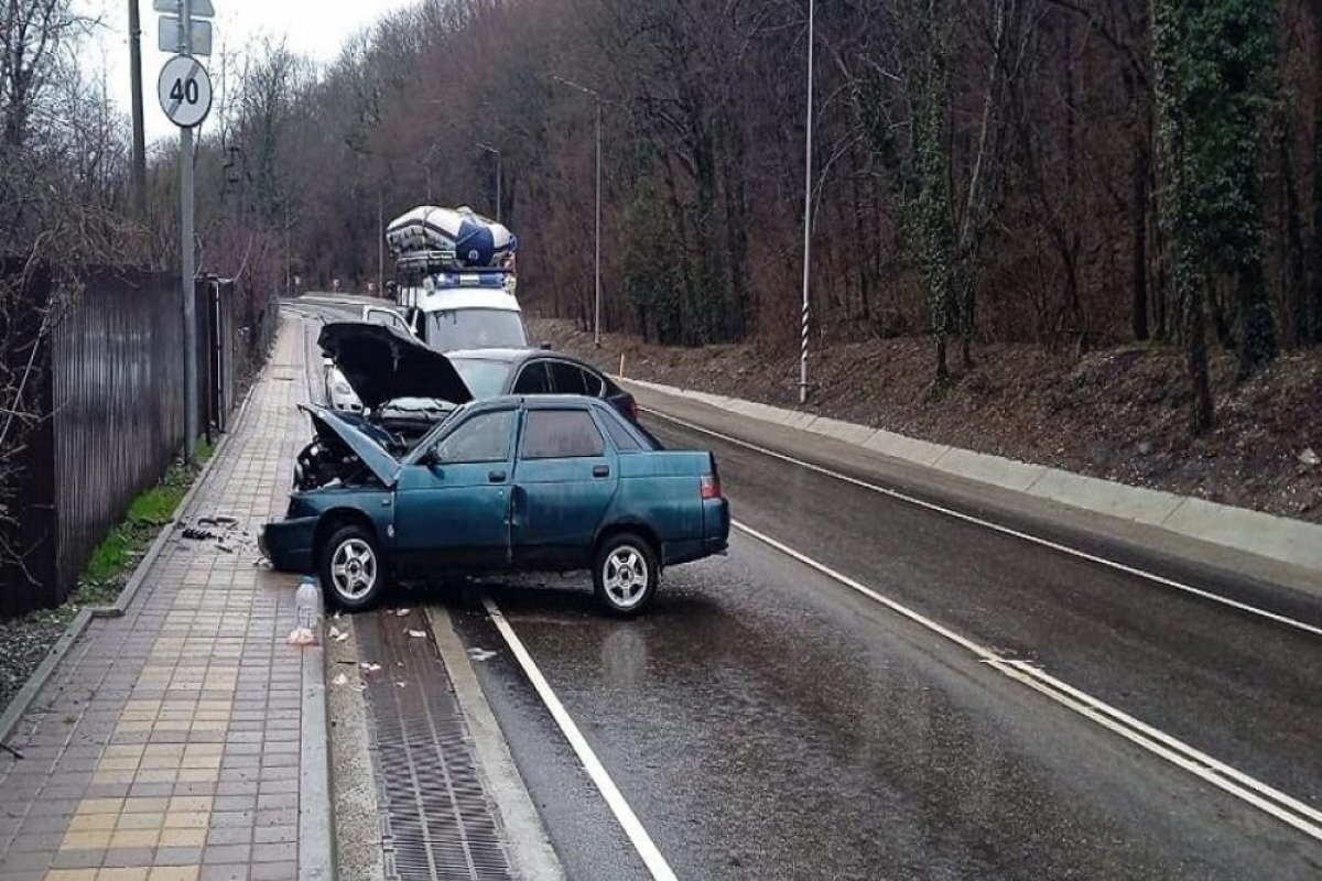   В Геленджике на трассе в ДТП с «БМВ» пострадали три человека