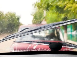 Мы уже рассказывали о том, какими бывают щётки стеклоочистителей и как их выбрать. Если в двух словах, они бывают каркасными (с металлическим или пластиковым каркасом с коромыслами), бескаркасными (с металлическими направляющими в пластиковом корпусе) и гибридными (с каркасом и коромыслами, спрятанными под пластиковым кожухом). И отдельно нужно напомнить о существовании специальных зимних дворников – как правило, страшненьких из-за кожуха, который должен надёжно защищать каркас от снега и воды, и при этом дорогих, а зачастую – и проблемных.