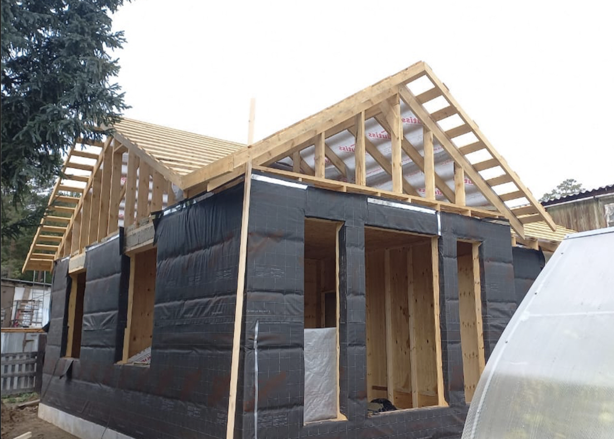 Строительство дома ведется от 2-х месяцев. Вы всегда сможете спросить подрядчика как идут дела. 