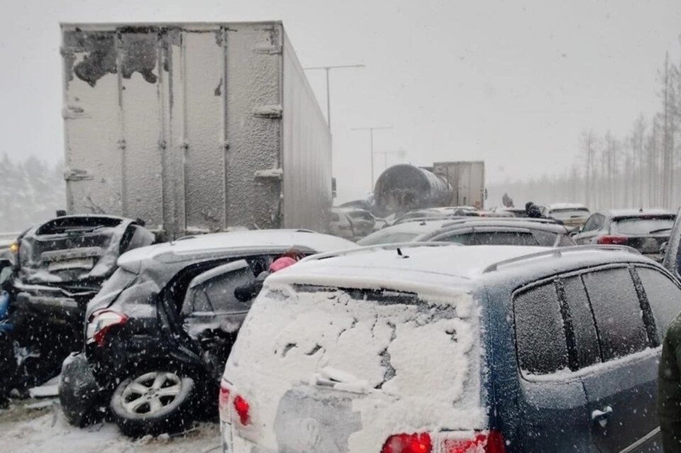     Массовое ДТП из 20 машин произошло под Новгородом. Фото: vk.com/region53