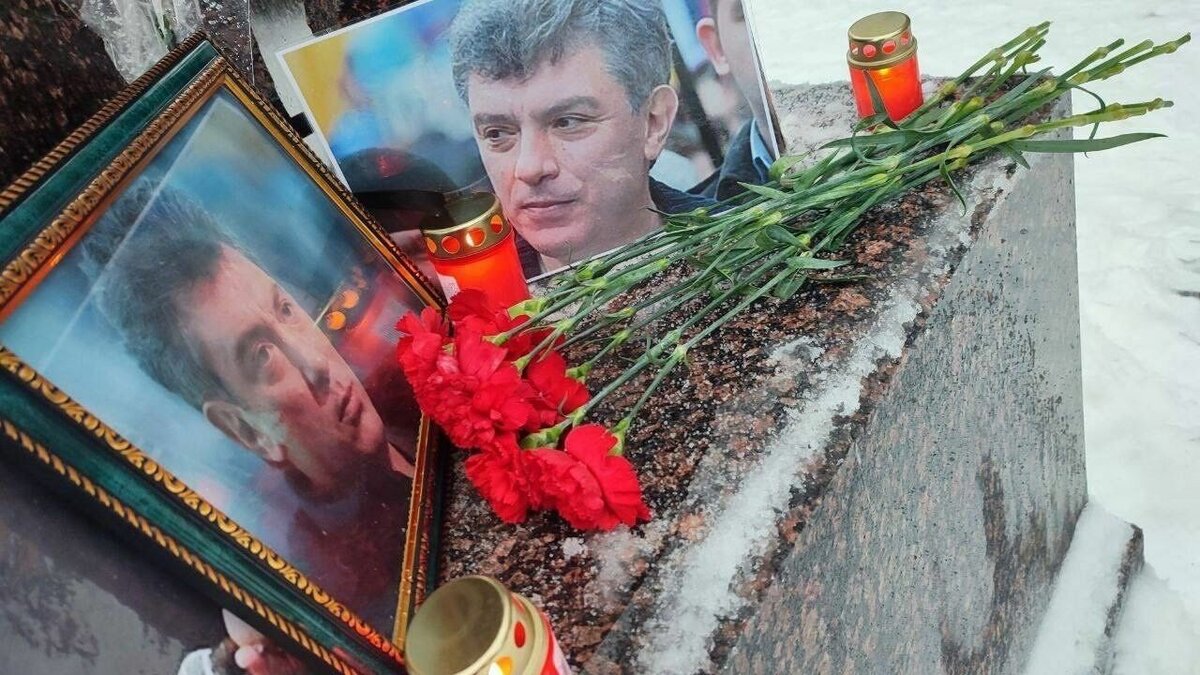     В Казани сейчас проходит возложение цветов в память об убитом политике Борисе Немцове. Об этом сообщает Telegram-канал «Республикасы».